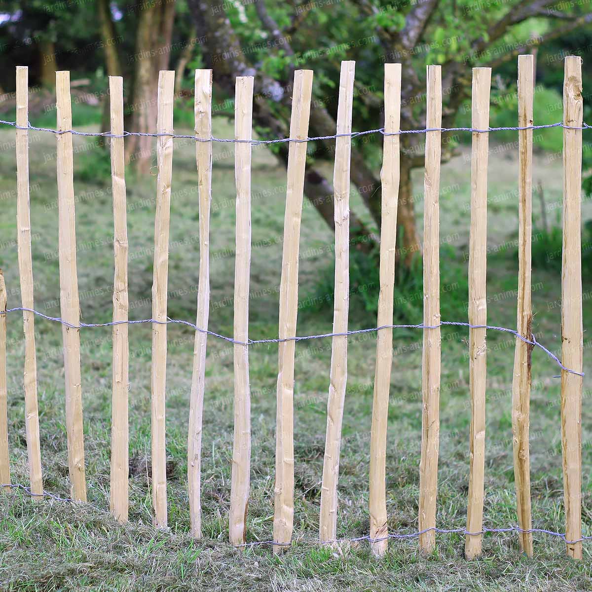 poser une clôture en bois sur un muret