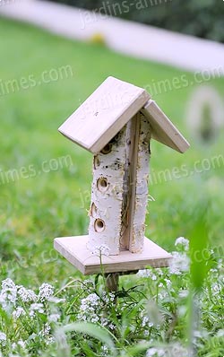 maison coccinelle dans un jardin