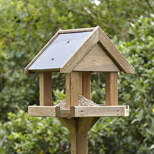 Belle maisonnette mangeoire en bois pour oiseaux
