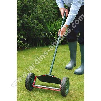 Scarificateur manuel � roues