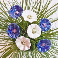 Bouquet bleuets et hellébores - fleurs en céramique sur tige