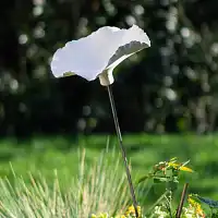 Fleur en grès artisanale - mangeoire et bain d'oiseau - sur tige  Fleur en grès artisanale - mangeoire et bain d'oiseau - sur tige