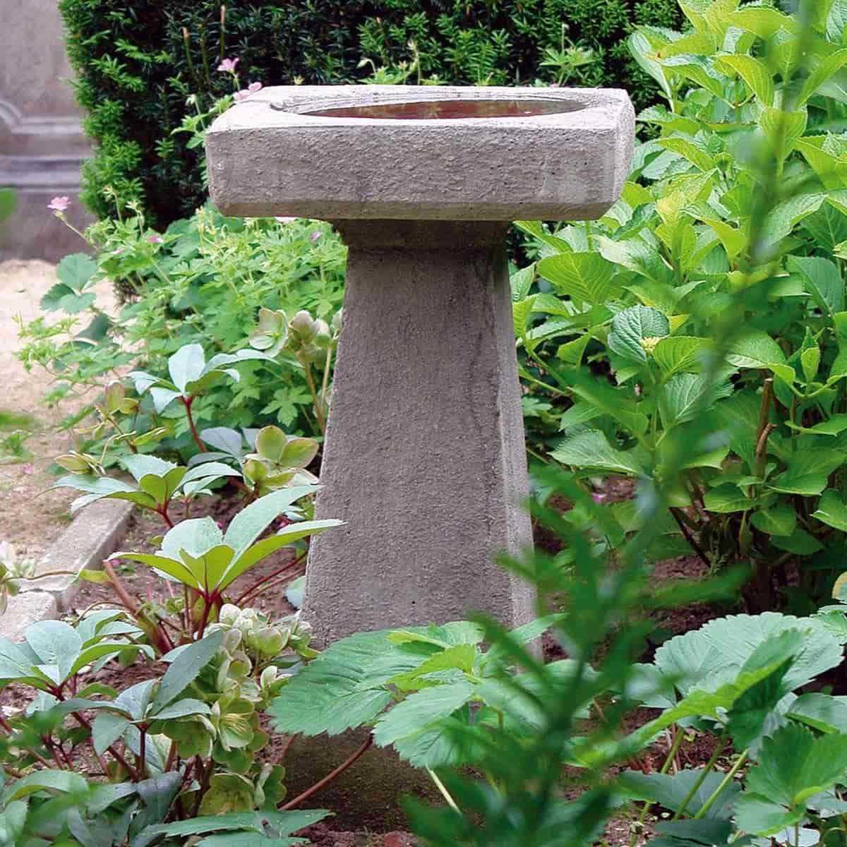 Bain d'oiseau carré sur pied en pierre reconstituée H. 60cm