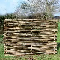 Barrière en noisetier tressé