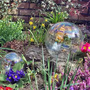 Boule flottante pour bassin, en verre irisée