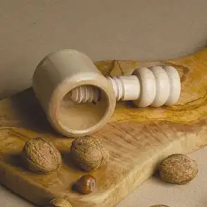 Casse noix en bois