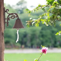 Cloche en fonte avec volutes