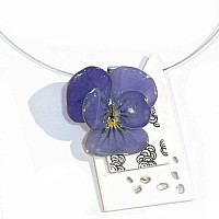 Collier pendentif vraie fleur de pensée - Bleu