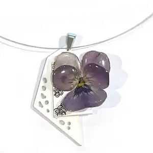 Collier pendentif vraie fleur de pensée - Parme