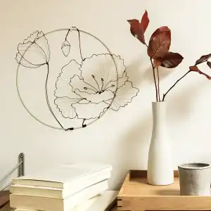 Décoration murale artisanale, fleurs de Coquelicot en fil métallique et cerclé doré, diam. 20cm