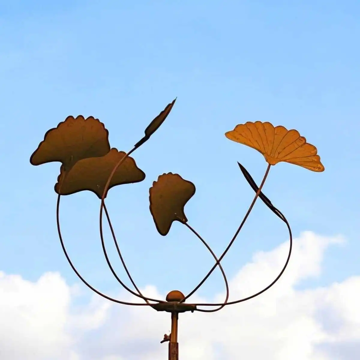 Éolienne de jardin en fer rouillé H.170 x D.60 cm - Tulipe ginkgo  Éolienne de jardin en fer rouillé H.170 x D.60 cm - Tulipe ginkgo