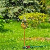 Arroseur rotatif en aluminium doré motif fleur D.11 x H.56 cm