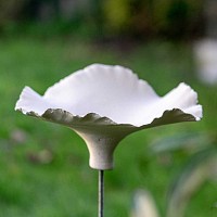Fleur en grès artisanale - mangeoire et bain d'oiseau - sur tige