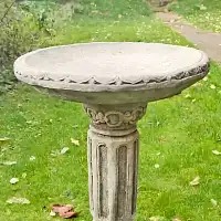 Abreuvoir à oiseaux sur pied imitation pierre Victorien - D.47 x H.67 cm