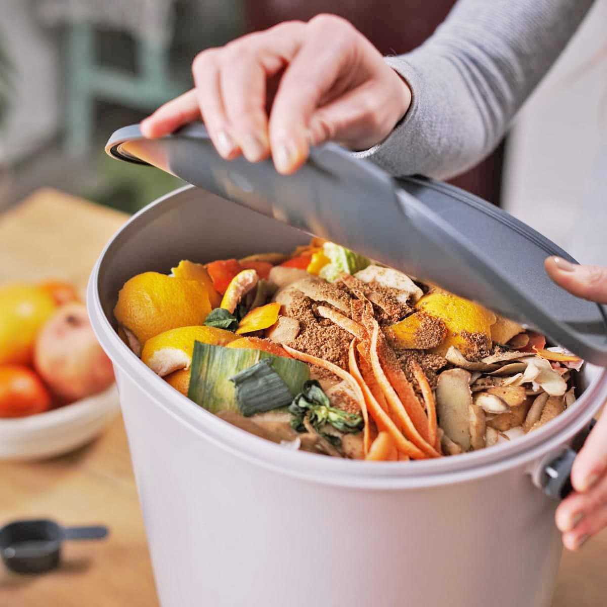 Zéro déchet : 10 façons d'intégrer un bac à compost à la cuisine