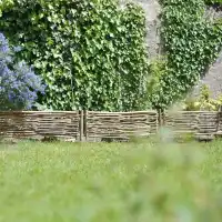 Bordure de jardin en bois noisetier avec tige