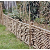 Bordure de jardin en bois noisetier avec tige