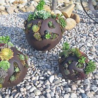 Pot de fleur extérieur boule en fonte