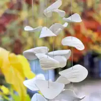 Suspension en porcelaine de Limoges - Mobile artisanal pétales motif sable