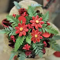 Petite marguerite rouge - Fleur en céramique sur tige à planter  Petite marguerite rouge - Fleur en céramique sur tige à planter