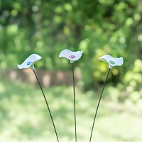 3 fleurs en porcelaine artisanales sur tige, coeur émaillé