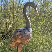 Héron décoratif en métal 107cm ailes repliées - Bronze brossé