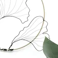 Décoration murale artisanale, feuilles de Ginkgo en fil métallique et cerclé doré, diam. 20cm