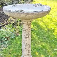 Abreuvoir à oiseaux sur pied imitation pierre Roses - D.28 x H.68 cm