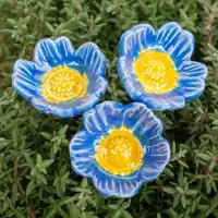 Eglantine bleue - Fleur en céramique sur tige à planter