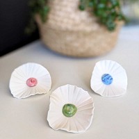 3 fleurs en porcelaine artisanales sur tige, coeur émaillé