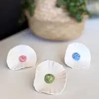 3 fleurs en porcelaine artisanales sur tige, coeur émaillé