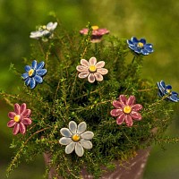 Petite marguerite bleue ciel - Fleur en céramique sur tige à planter