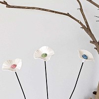 3 fleurs en porcelaine artisanales sur tige, coeur émaillé