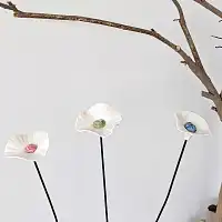 3 fleurs en porcelaine artisanales sur tige, coeur émaillé