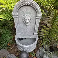 Fontaine extérieure en béton tête de lion
