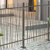 Poteau avec platine pour installation clôture barreaudée ALIA sur muret et sol dur H.1,11m