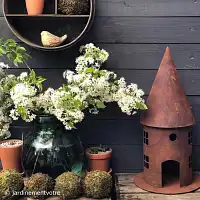 Mangeoire maison ronde en métal rouillé