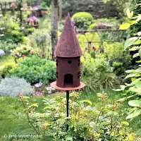 Mangeoire maison ronde en métal rouillé