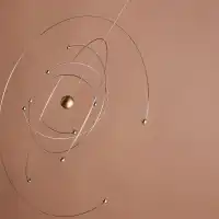 Mobile décoratif Niels Bohr Flensted, fabrication artisanale - L.27 x H.27cm