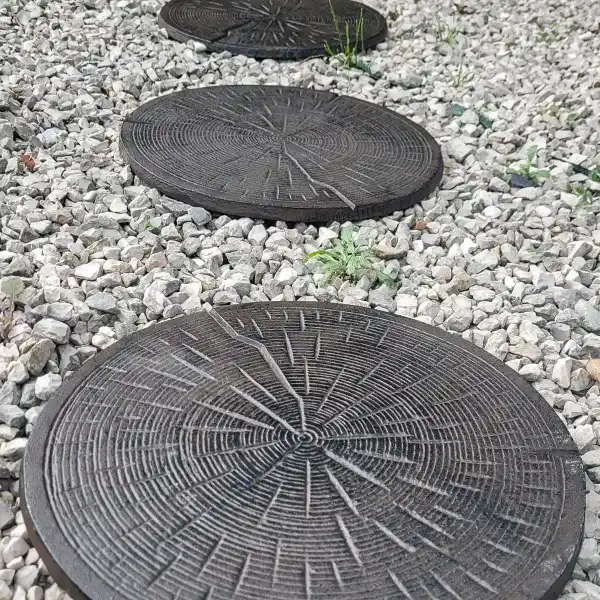 pas japonais rondin bronze dans une allee