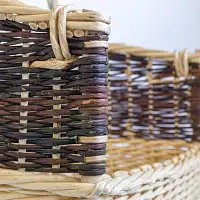 Panier à buches de bois en osier blanc et brut