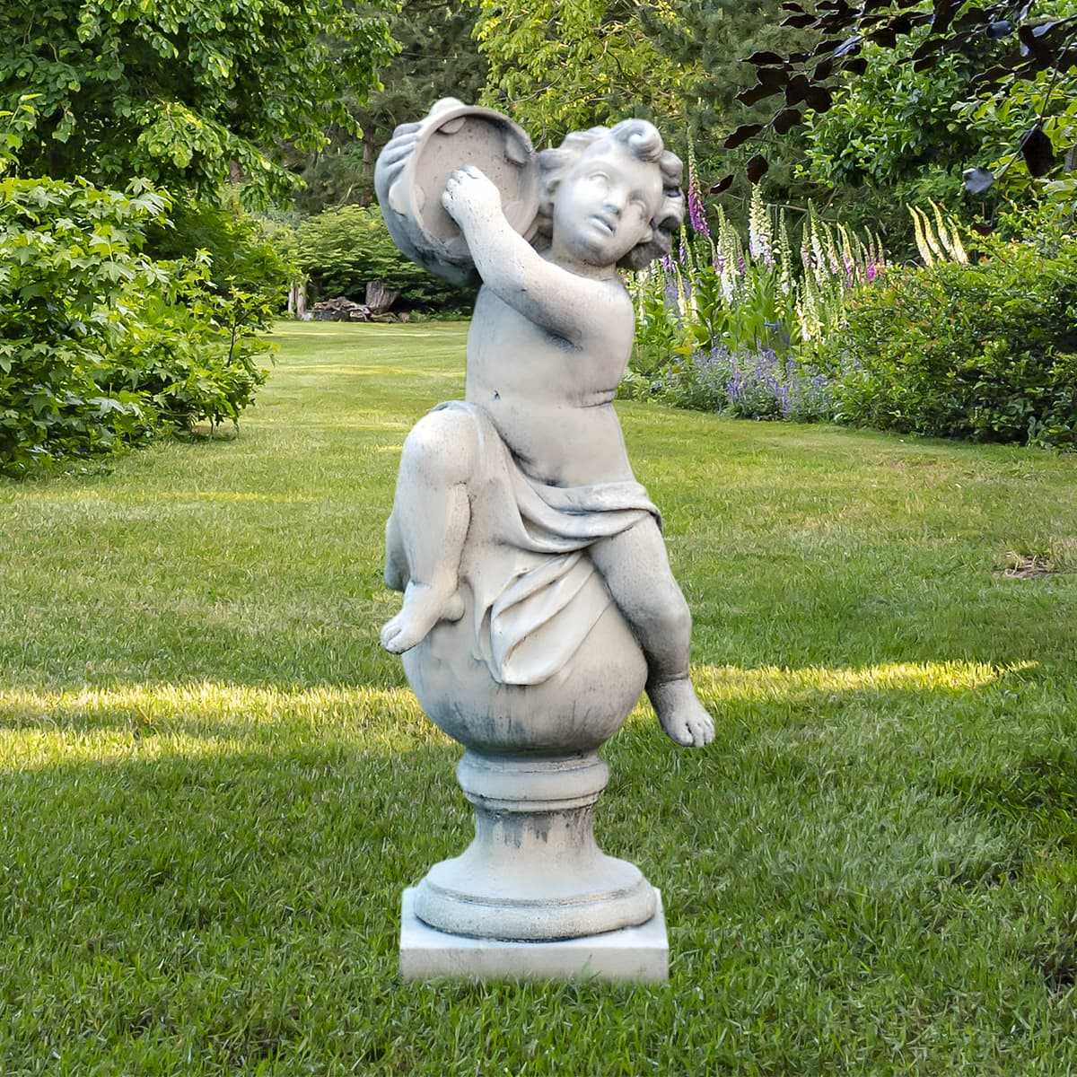 Enfant d'ange avec la statue de pierre de jouet, figure concrète d