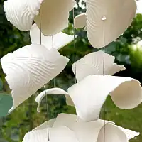 Suspension en porcelaine de Limoges - Mobile artisanal pétales motif sable