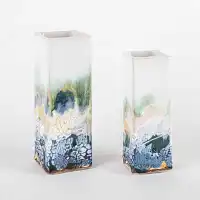 Vase blanc aux décors émaillés  Vase blanc aux décors émaillés