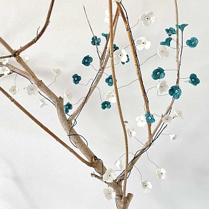 Fleurs de porcelaine sur branche en acier - 45cm