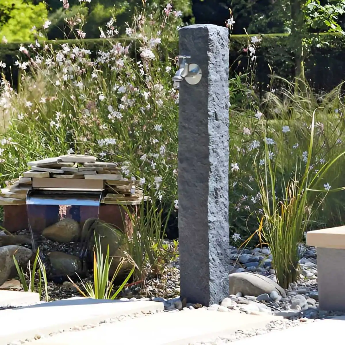 Fontaine avec robinet extérieur aspect granit  Fontaine avec robinet extérieur aspect granit