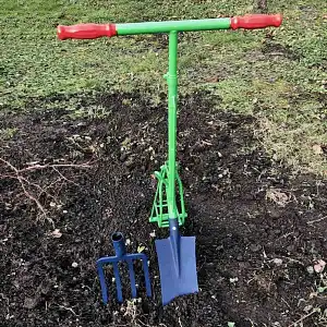 La Perrette avec l'outil bêche et fourche