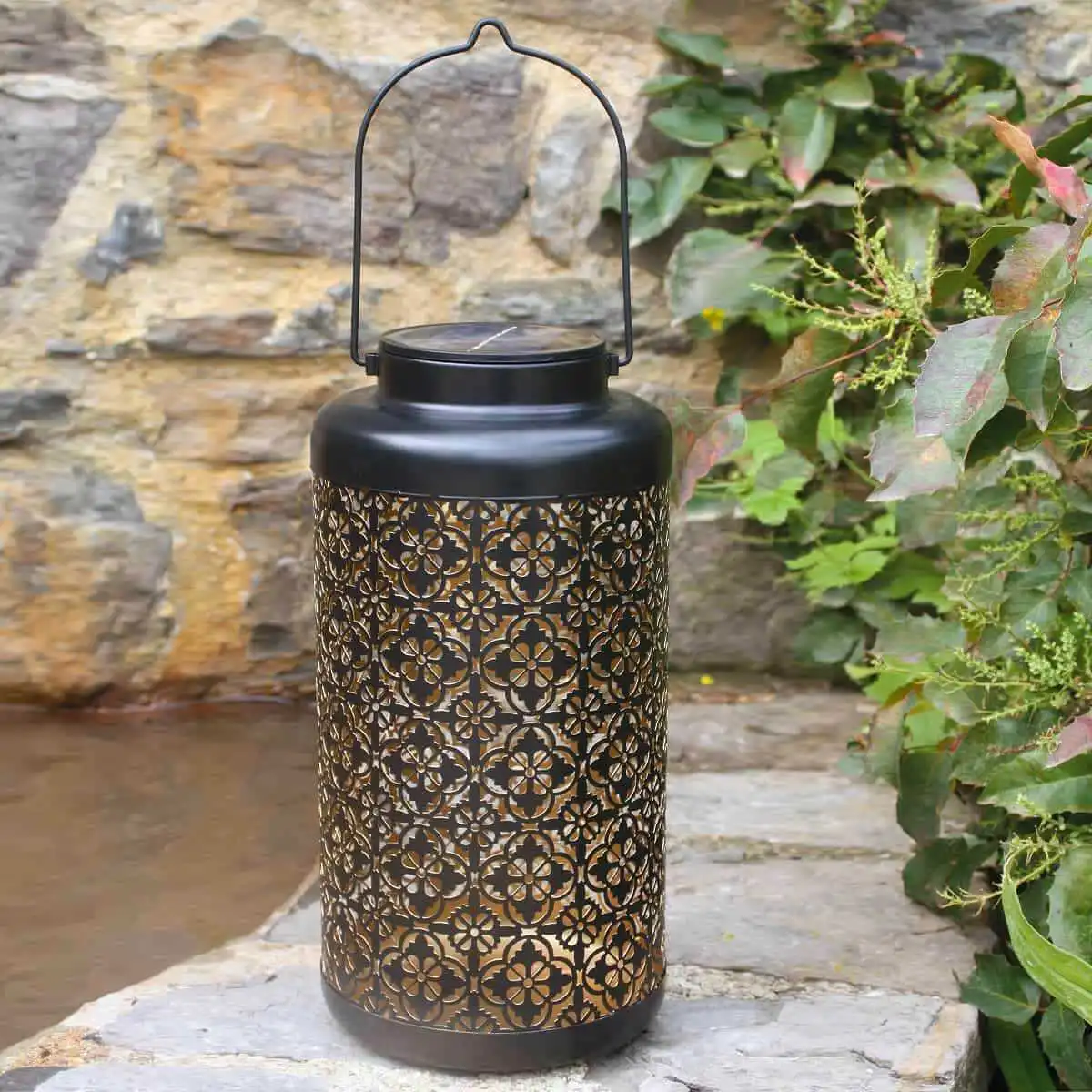 Lanterne solaire en métal orientale H. 31cm  Lanterne solaire en métal orientale H. 31cm