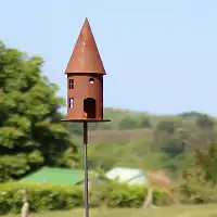 Mangeoire maison ronde en métal rouillé