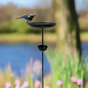 Mangeoire à oiseaux sur pied surmontée d'une mésange - L.32 x H.109cm